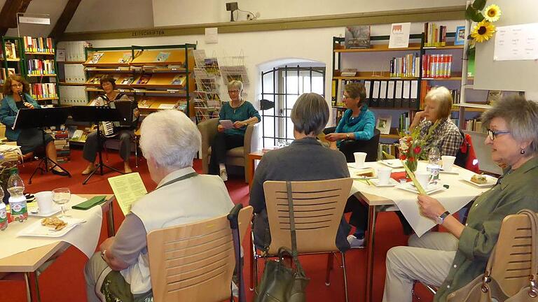 Musik in der Bibliothek: Im letzten Lese- und Erzählcafé der Stadtbibliothek vor den Sommerferien wurde nicht nur vorgelesen und diskutiert, sondern auch gesungen und musiziert. Brigitte Vogt und Margarete Frey-Lingscheidt hatten die beiden Musikerinnen Birgit Hutzel und Renate Drach eingeladen, die Veranstaltung zu umrahmen.