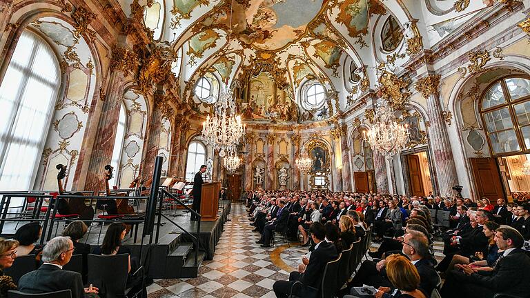 Festlicher Auftakt des Mozartfest 2019 im Kaisersaal der Residenz, wo Oberbürgemeister Christian Schuchardt die Gäste willkommen hießmit dem Empfang der Stadt Würzburg. Die Bürgermeister der Stadt empfangen ihre Gäste auf dem roten Teppich vor der Residenz.