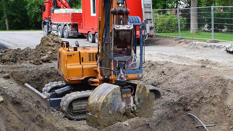 Die Bauarbeiten haben begonnen: Mit schwerem Gerät wurde vor wenigen Wochen die Generalsanierung der Urbani-Heilquelle in Angriff genommen.