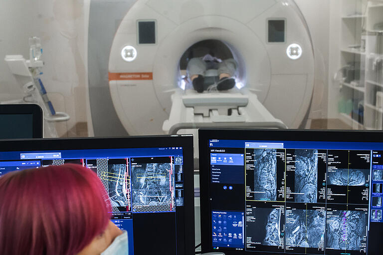 Auf Uni-Niveau bewegt sich das Leopoldina, sagt&nbsp; Neurologie-Chefarzt Dr. Johannes Mühler. Im Bild ein Blick auf den Magnetresonanztomographen (MRT).&nbsp;&nbsp;