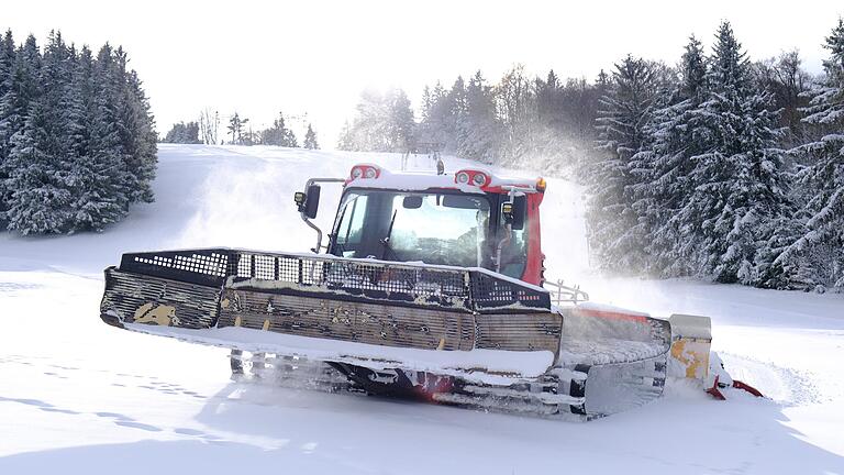 Am Mittwochmorgen war der Winter zurückgekehrt in der Rhön. Allerdings: mehr als fünf bis zehn Zentimeter Schnee sind nicht gefallen. Immerhin: Es genügte, um am Rothang-Lift am Kreuzberg erste Präparierungen für die Pisten vorzunehmen.