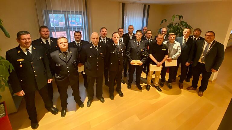 Auf dem Foto die Geehrten für 25 Jahre aktiven Feuerwehrdienst.