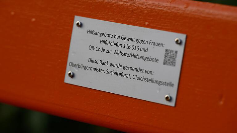 Der auf dem Schild abgedruckte QR-Code ermöglicht Betroffenen direkten Zugang zu Hilfe-Notrufnummern.