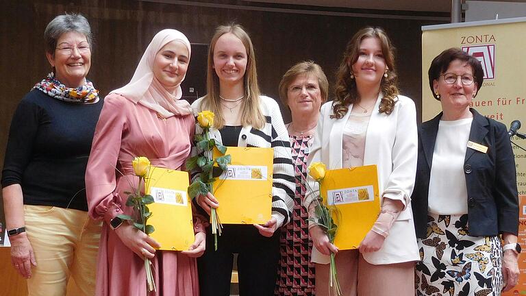 Die drei Preisträgerinnen sind beim diesjährigen Young Women in Public Affairs - Preis des Zonta – Clubs Bad Kissingen-Schweinfurt ausgezeichnet worden. Im Bild: Shahd Alkawa (vorne links), Johanna Baunach und Katelyn Nutall. Die drei Preisträgerinnen sind beim diesjährigen Young Women in Public Affairs - Preis des Zonta – Clubs Bad Kissingen-Schweinfurt ausgezeichnet worden. Im Bild: Shahd Alkawa (vorne links), Johanna Baunach und Katelyn Nutall.