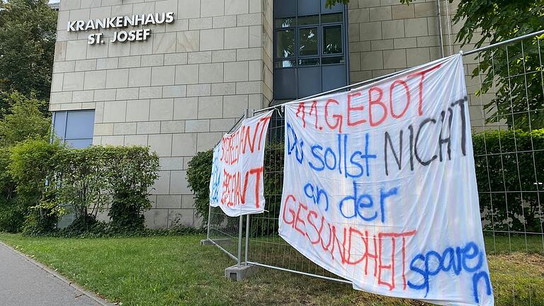 Rund um das Krankenhaus St. Josef in Schweinfurt gibt es nach der Ankündigung der Schließung zum Jahresende immer mehr Protest-Banner.
