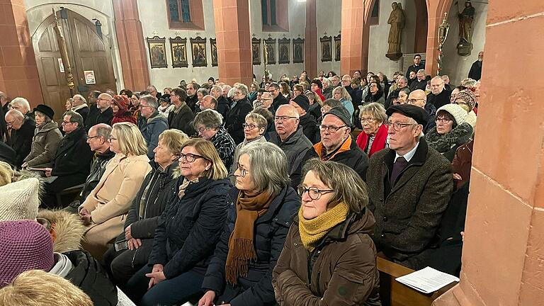 Blick in die Reihen der Konzertbesucher in der vollbesetzten Haßfurter Kirche. Blick in die Reihen der Konzertbesucher in der vollbesetzten Haßfurter Kirche.
