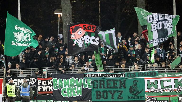 Die Fans des Fußball-Regionalligisten FC 05 Schweinfurt sind für ihre Unterstützung der Mannschaft bekannt. Die Fans des Fußball-Regionalligisten FC 05 Schweinfurt sind für ihre Unterstützung der Mannschaft bekannt.