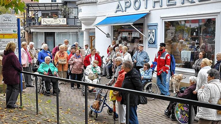 Ausflug nach Bad Orb       -  (ds)   Auf nach Bad Orb (Hessen), so lautete der Aufruf in diesem Herbst für Menschen mit Behinderung und deren Angehörige oder Freunde, die gerne mit dem BRK-Kreisverband Main-Spessart unter der Leitung der Wasserwacht-Ortsgruppe Kreuzwertheim unterwegs sind. Dank der guten Reisevorbereitung der Wasserwacht konnten die 40 Teilnehmer mit acht zum Teil behindertengerechten Kleinbussen des Roten Kreuzes ihren Ausflug nach Bad Orb starten, heißt es in einer Pressemitteilung. Zwölf ehrenamtliche BRK-Helferinnen und Helfer kümmerten sich insbesondere um die acht Teilnehmer im Rollstuhl und boten Hilfe und Begleitung an, wo es nötig war. Das Mittagessen in einer barrierefreien Gastwirtschaft war der Start des Programms. Anschließend konnten sich alle über die Stadtgeschichte informieren. Nach Kaffee und Kuchen am Nachmittag ging der Tag in Bad Orb zu Ende.