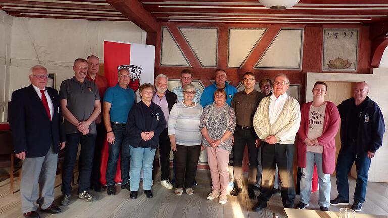 Im Bild von links die geehrten Blutspender zusammen mit Dr. Lippert vom Roten Kreuz: Alfred Berg, Bernd Gutmann, Wolfgang Ludwig, Bürgermeisterin Helga Fleischer, Klaus Blaurock, Rudolf Graner, Michael Pfister und Wolfgang Grebner.
