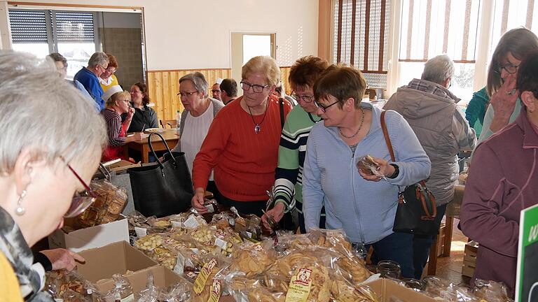 Auch das gehört zum Landfrauentag in Stangenroth: Wer wollte, konnte sich mit allerlei Leckereien und Basteleien eindecken. - Auch das gehört zum Landfrauentag in Stangenroth: Wer wollte, konnte sich mit allerlei Leckereien und Basteleien eindecken. Auch das gehört zum Landfrauentag in Stangenroth: Wer wollte, konnte sich mit allerlei Leckereien und Basteleien eindecken. - Auch das gehört zum Landfrauentag in Stangenroth: Wer wollte, konnte sich mit allerlei Leckereien und Basteleien eindecken.