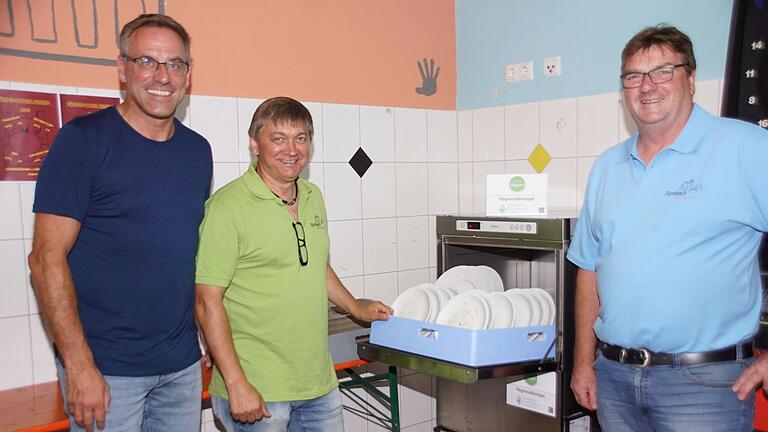 Drei Männer an der Spülfront (von links): Bürgermeister Matthias Bäuerlein, Jürgen Schug und der dritte Bürgermeister, Alexander Hoppert vom Förderverein Fürnbach, nahmen die aus dem Regionalbudget geförderte Industriespülmaschine offiziell in Betrieb.