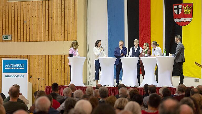 Das Moderations-Duo Julia Back (links) und Simon Snaschel von der Main-Post achtete darauf, dass der Themenschwerpunkt 'Ländlicher Raum' nicht verlassen wurde bei der Podiums-Diskussion in Schondra. Das Moderations-Duo Julia Back (links) und Simon Snaschel von der Main-Post achtete darauf, dass der Themenschwerpunkt 'Ländlicher Raum' nicht verlassen wurde bei der Podiums-Diskussion in Schondra.
