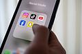Hohe Nutzung von Social Media in Deutschland.       -  Rund 1,3 Millionen Kinder und Jugendliche in Deutschland haben laut einer Studie bei sozialen Medien ein problematisches bis pathologisches Nutzungsverhalten. (Foto Illustration)