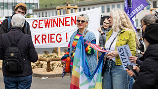 Rund 300 Menschen nehmen am Samstag 19.04.25 am Ostermarsch durch Würzburg teil. Er hat zum Thema: Den Frieden gewinnen - nicht den Krieg'. Sie demonstrieren gegen die weltweite Aufrüstung.