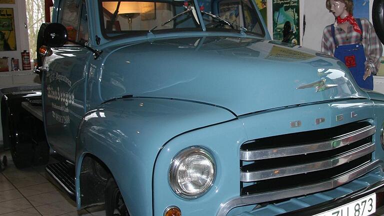Ein besonderes Vehikel ist der hellblaue historische Abschleppwagen. Ein besonderes Vehikel ist der hellblaue historische Abschleppwagen.