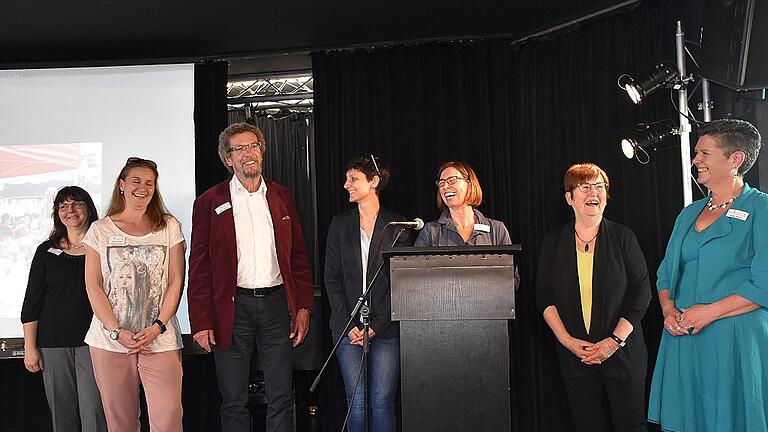Die Vorstandschaft ist stabil – seit zehn Jahren. Im Bild von links Elke Hock, Susan Lorenz, zweiter Vorsitzender Gerd Schurz, Yvonne Bauer, Vorsitzende Daniela Schönig, die ehemalige Vorsitzende Marianne Firsching und Nadja Götze. Die Vorstandschaft ist stabil – seit zehn Jahren. Im Bild von links Elke Hock, Susan Lorenz, zweiter Vorsitzender Gerd Schurz, Yvonne Bauer, Vorsitzende Daniela Schönig, die ehemalige Vorsitzende Marianne Firsching und Nadja Götze.