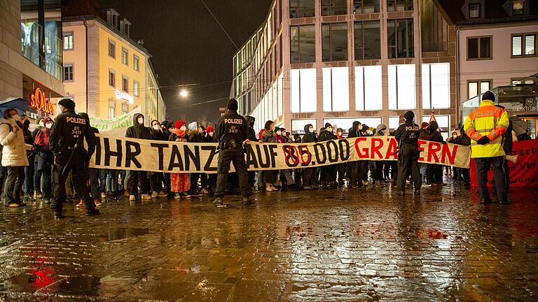 Am Mittwochabend fanden in Würzburg zwei Demonstrationen statt: Gegen einen vermeintlich spontanen Spaziergang von 'Querdenkern' gab es Proteste (Foto).&nbsp;