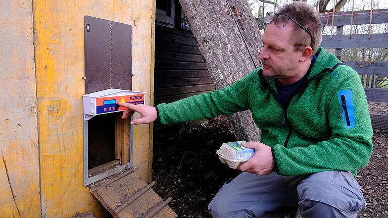 Steffen Tzscheutschler hat am Hühnerstall eine automatische Hühnerklappe angebracht. Sie öffnet sich frühmorgens erst um 7.30 Uhr. Steffen Tzscheutschler hat am Hühnerstall eine automatische Hühnerklappe angebracht. Sie öffnet sich frühmorgens erst um 7.30 Uhr.