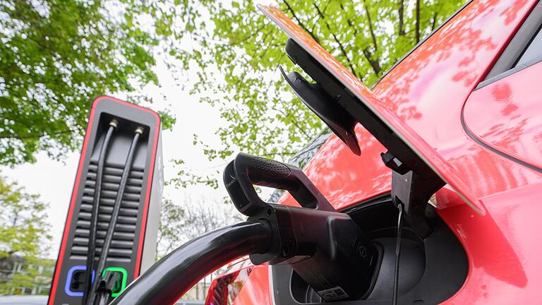 E-Auto.jpeg       -  Besonders die Reichweite eines Elektroautos kann bei Reisen ein Faktor sein.