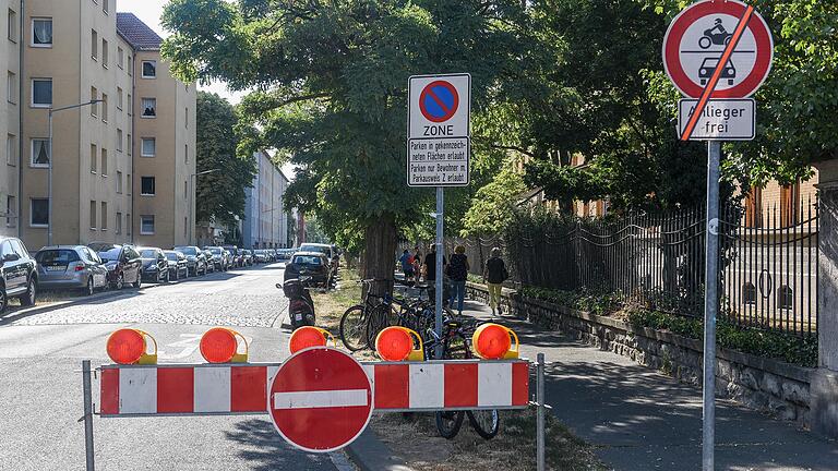 Absperrung zur Fasbenderstraße in der Anwohnerparkzone während des Kiliani Festes. Foto: Thomas Obermeier
