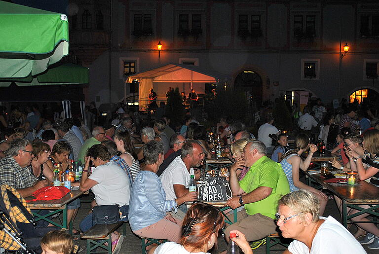 Freunde treffen, Musik hören, den Abend genießen konnte man beim Sommerzauber in Bad Königshofen. Freunde treffen, Musik hören, den Abend genießen konnte man beim Sommerzauber in Bad Königshofen.