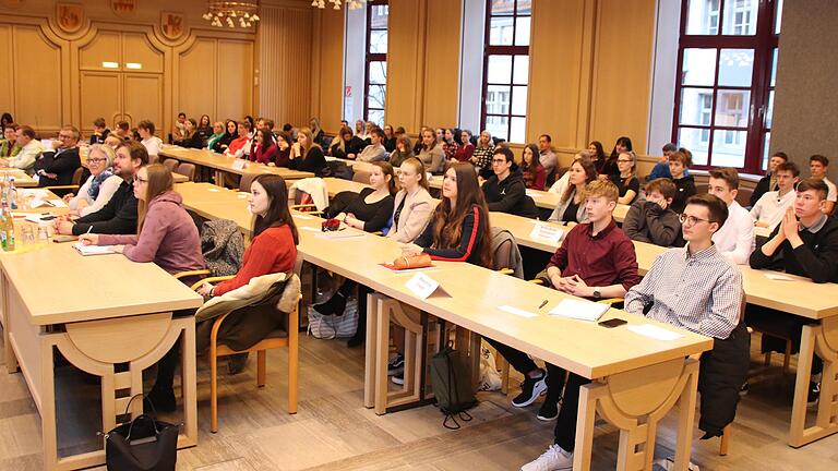 Der Jugendkreisrat tagt im großen Saal des Landratsamtes.