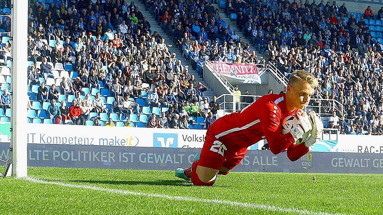 Chemnitzer FC - Lok Leipzig - Lukas Wenzel (im Bild) hält künftig für den TSV Aubstadt Bälle. Der 21-Jährige aus Steinach wechselt zur kommenden Saison vom Nordost-Regionalligisten 1. FC Lokomotive Leipzig nach Aubstadt. Beim TSV hat er einen Drei-Jahres-Vertrag unterschrieben. Chemnitzer FC - Lok Leipzig - Lukas Wenzel (im Bild) hält künftig für den TSV Aubstadt Bälle. Der 21-Jährige aus Steinach wechselt zur kommenden Saison vom Nordost-Regionalligisten 1. FC Lokomotive Leipzig nach Aubstadt. Beim TSV hat er einen Drei-Jahres-Vertrag unterschrieben.