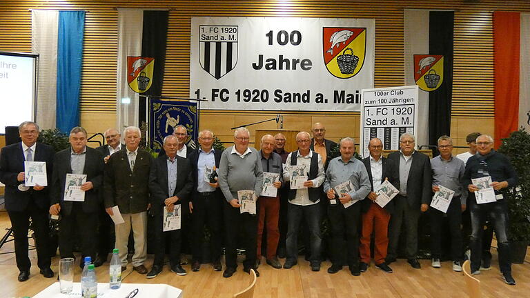 Diese Mitglieder des 1. FC Sand wurden für 50-jährige Mitgliedschaft geehrt. Diese Mitglieder des 1. FC Sand wurden für 50-jährige Mitgliedschaft geehrt.