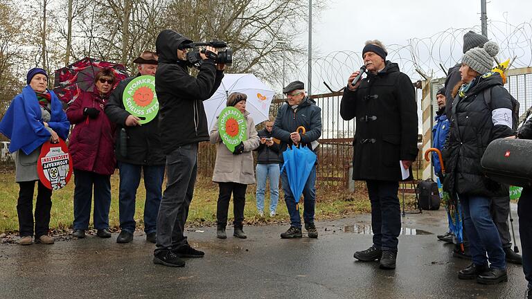 Der Grünen-Landtagsabgeordnete Paul Knoblach fungierte als Sprecher des vereinten Protests vor dem Atomkraftwerk Grafenrheinfeld gegen den Atommülltransport. Der Grünen-Landtagsabgeordnete Paul Knoblach fungierte als Sprecher des vereinten Protests vor dem Atomkraftwerk Grafenrheinfeld gegen den Atommülltransport.