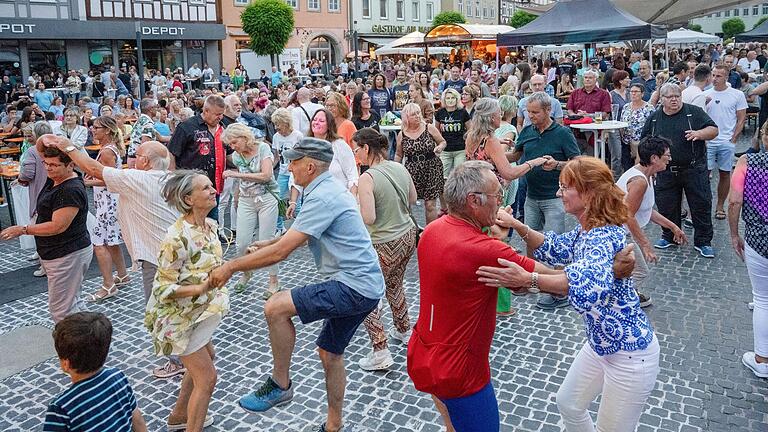 Tanzen ausdrücklich erwünscht. Platz ist hierfür traditionell vor der Bühne.&nbsp;