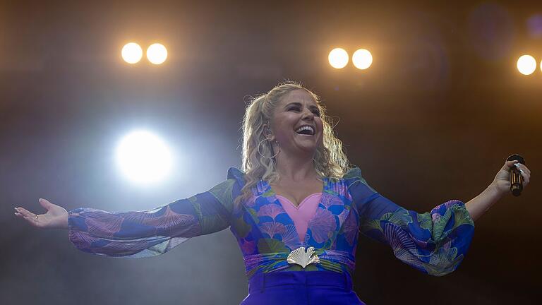 Stargast beim Streutal-Festival: Beatrice Egli sorgte beim Schlager-Marathon XXL in Mellrichstadt für Stimmung. Stargast beim Streutal-Festival: Beatrice Egli sorgte beim Schlager-Marathon XXL in Mellrichstadt für Stimmung.