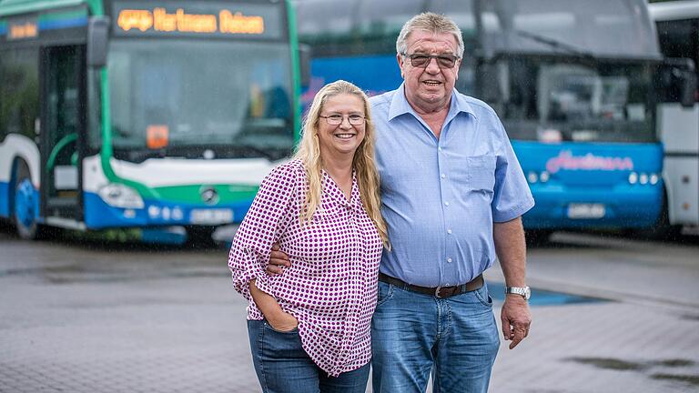 Friedolin Link ist leidenschaftlicher Busfahrer und besitzt einen Busführerschein. Er steht mit Diana Hartmann von 'Hartmann Reisen' vor mehreren Bussen.