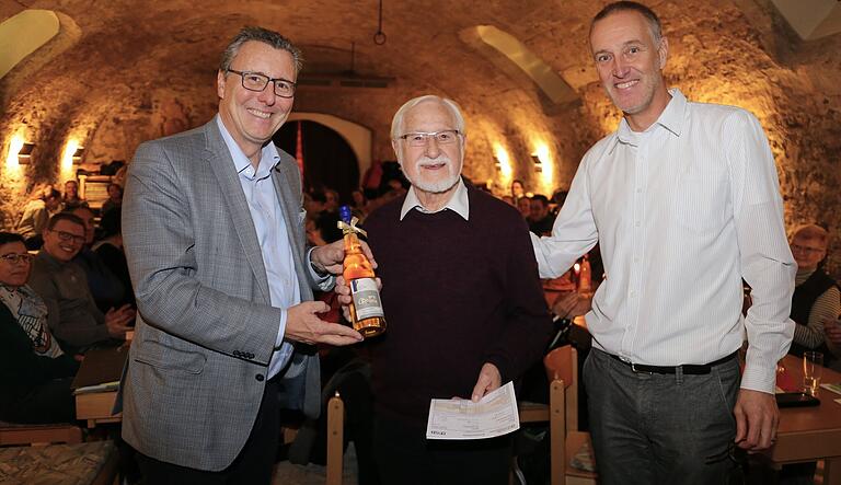 Mit 85 Jahren ältester Teilnehmer unter den 57 Erwachsenen war Manfred Engel (Bildmitte) der zum 22. Mal das Sportabzeichen schaffte, was im Bild Bürgermeister Jürgen Götz mit einer Flasche Secco honorierte, während er vom TGV-Vorstandsvorsitzenden Dietmar Wagenschein die Teilnahmeurkunde erhielt. Mit 85 Jahren ältester Teilnehmer unter den 57 Erwachsenen war Manfred Engel (Bildmitte) der zum 22. Mal das Sportabzeichen schaffte, was im Bild Bürgermeister Jürgen Götz mit einer Flasche Secco honorierte, während er vom TGV-Vorstandsvorsitzenden Dietmar Wagenschein die Teilnahmeurkunde erhielt.