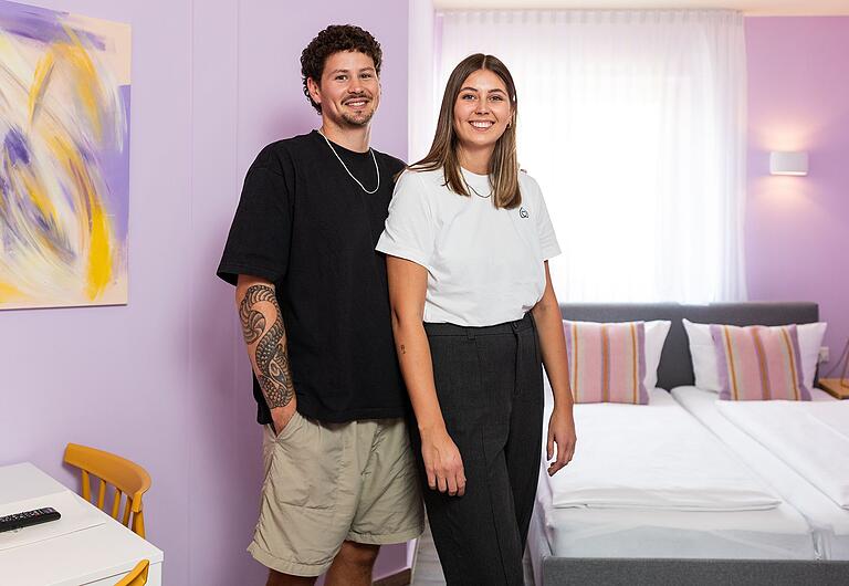 Kevin Forstner und Eva Wechsler sind die Gründer und Chefs der Firma 'Homekeepers', die das Hotel Kunterbunt in Würzburg umgestaltet haben. Kevin Forstner und Eva Wechsler sind die Gründer und Chefs der Firma 'Homekeepers', die das Hotel Kunterbunt in Würzburg umgestaltet haben.