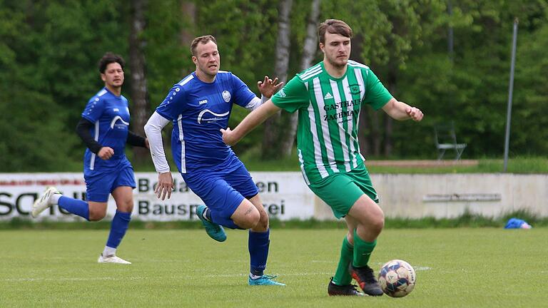 Sennfelds Stürmer Maximilian Gropp (links) nimmt die Verfolgung auf. Sebastina Süss vom FV Dingolshausen/SV Rüghofen (am Ball) lässt sich davon aber nicht aus der Ruhe bringen.