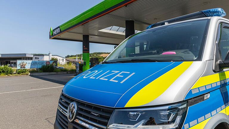 Was passierte am Abend des 13. Juli an einer Tankstelle in Marktheidenfeld (Lkr. Main-Spessart)? Die Polizei Unterfranken sucht Zeugenhinweise und Bildmaterial von einem Streit zweier rivalisierender Rockergruppen. Was passierte am Abend des 13. Juli an einer Tankstelle in Marktheidenfeld (Lkr. Main-Spessart)? Die Polizei Unterfranken sucht Zeugenhinweise und Bildmaterial von einem Streit zweier rivalisierender Rockergruppen. 