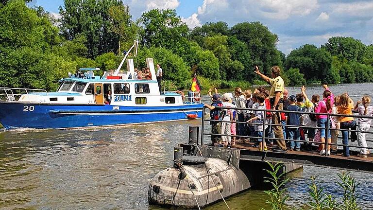 FS Polizei KAR - Bernhard Klodt zeigte den Kindern neben richtigem Verhalten im Straßenverkehr auch die Polizeiarbeit auf dem Wasser, wie hier einer Gruppe aus dem Ferienprogramm im August 2005. FS Polizei KAR - Bernhard Klodt zeigte den Kindern neben richtigem Verhalten im Straßenverkehr auch die Polizeiarbeit auf dem Wasser, wie hier einer Gruppe aus dem Ferienprogramm im August 2005.