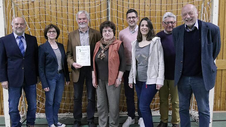 Halten den Kasten des SV Oberwerrn seit vielen Jahren sauber (von links): Ehrenamtsbeauftragter Werner Graml, Bürgermeisterin Bettina Bärmann, Geehrter Lukas Hartung, Kasssierin Maria Karg, Sportvorsitzender Martin Madei, Schriftführerin Verena Wieland sowie die Vorstandsmitglieder Klaus Theobald (Anlagen) und Gerhard Engert (Finanzen). Halten den Kasten des SV Oberwerrn seit vielen Jahren sauber (von links): Ehrenamtsbeauftragter Werner Graml, Bürgermeisterin Bettina Bärmann, Geehrter Lukas Hartung, Kasssierin Maria Karg, Sportvorsitzender Martin Madei, Schriftführerin Verena Wieland sowie die Vorstandsmitglieder Klaus Theobald (Anlagen) und Gerhard Engert (Finanzen).