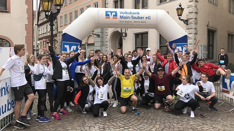 12 Jahre Partnerschaft mit polnischem Partnerlandkreis: Die Schüler haben zusammen am Stadtlauf in Bad Mergentheim teilgenommen. 12 Jahre Partnerschaft mit polnischem Partnerlandkreis: Die Schüler haben zusammen am Stadtlauf in Bad Mergentheim teilgenommen.