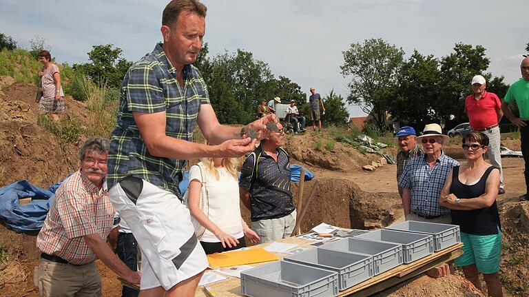 Grabungsleiter Oliver Specht zeigt interessierten Bürgern im August 2018 einige seiner Funde. Grabungsleiter Oliver Specht zeigt interessierten Bürgern im August 2018 einige seiner Funde.