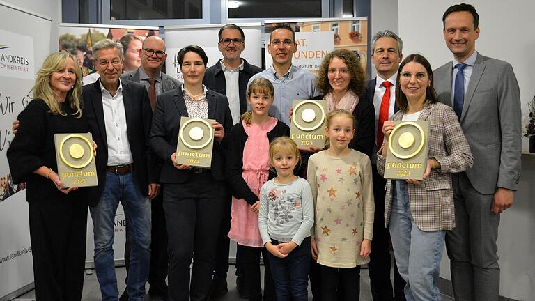 Alle Preisträger des Gestaltungspreises „Punctum“ 2023 (von links, vordere Reihe): Anke und Thomas Fischer, Irmgard Wech, Familie Kleinhenz sowie Angelina Merthen mit den Gratulanten (von links, hintere Reihe) Kreisheimatpfleger Guido Spahn und Stefan Menz mit Peter Schleich (Vorstandsvorsitzender der Sparkasse Schweinfurt-Haßberge) und Landrat Florian Töpper. Alle Preisträger des Gestaltungspreises „Punctum“ 2023 (von links, vordere Reihe): Anke und Thomas Fischer, Irmgard Wech, Familie Kleinhenz sowie Angelina Merthen mit den Gratulanten (von links, hintere Reihe) Kreisheimatpfleger Guido Spahn und Stefan Menz mit Peter Schleich (Vorstandsvorsitzender der Sparkasse Schweinfurt-Haßberge) und Landrat Florian Töpper.