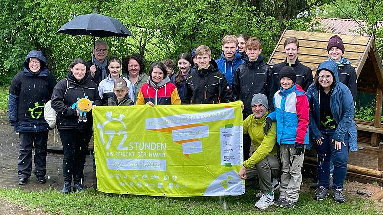 Die Kinder und Jugendlichen in Tiefenthal haben bei der 72-Stunden-Aktion des BDKJ mit ihrem Engagement für die Gemeinschaft jedem Wetter getrotzt und sich über den Besuch von Landrätin Sabine Sitter (Siebte von links) sowie BDKJ-Regionalvorständin MSP, Hanna Möhler (Zweite von links), und zweiten Bürgermeister Stefan Schwind (Dritter von links) gefreut.