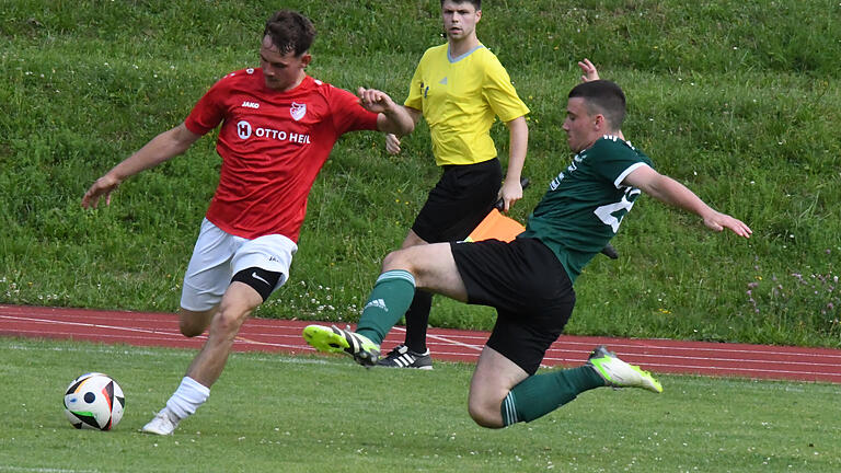 Niederlagen für Münnerstadt und Bad Kissingen       -  Im Hinspiel hatte der FC 06 Bad Kissingen (in rot) noch das richtige Rezept gegen die Oberschwarzacher gefunden. Im Rückspiel drehte die Steigerwald-Elf den Spieß um.