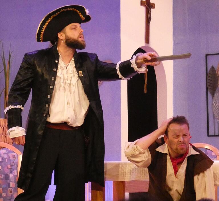 Zwei Piraten enterten die Theaterbühne in Büchold! Dabei spielten der Kapitän und sein Smutje Slotterbeck ihre Rollen sehr überzeugend. Zwei Piraten enterten die Theaterbühne in Büchold! Dabei spielten der Kapitän und sein Smutje Slotterbeck ihre Rollen sehr überzeugend.