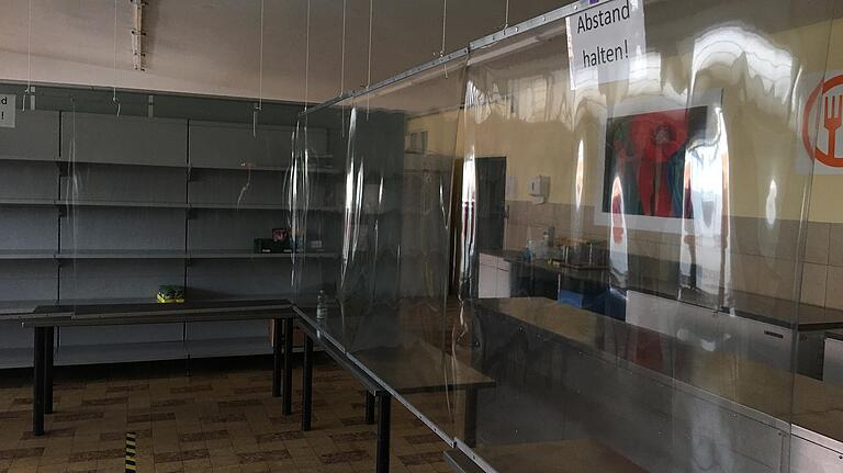 Trennscheiben an der Warenausgabe und Maskenpflicht: Das Hygienekonzept in der Ausgabestelle der Tafel in der Brombergstraße in Schweinfurt während der Coronakrise funktioniert sehr gut. Trennscheiben an der Warenausgabe und Maskenpflicht: Das Hygienekonzept in der Ausgabestelle der Tafel in der Brombergstraße in Schweinfurt während der Coronakrise funktioniert sehr gut.