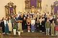 Nach dem festlichen Gottesdienst, den Weihbischof Paul Reder gemeinsam mit Pfarrer Dr. Eugen Daigeler, Pfarrer Kai Söder, Kaplan Stephen Kulandai und Diakon Dr. Michael Wahler zelebrierte, versammelten sich die 45 Neugefirmten aus dem pastoralen Raum Schweinfurter Oberland noch einmal vor dem Altar der Stadtlauringer Kirche.