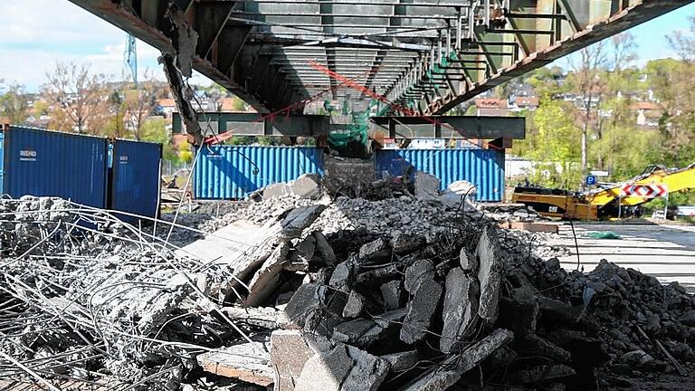 Halbzeit beim Brückenabriss - Alte Container stützen das südliche Brückenfeld während des Abbruchs. Übrig bleibt jede Menge Schutt und Schrott. Halbzeit beim Brückenabriss - Alte Container stützen das südliche Brückenfeld während des Abbruchs. Übrig bleibt jede Menge Schutt und Schrott.