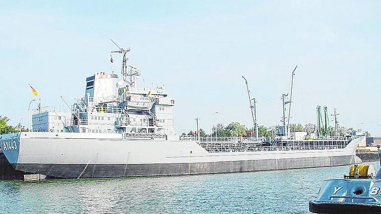 Die Rhön       -  Derzeit ohne TÜV sind der Marinetanker &bdquo;Rhön&ldquo; und sein Schwesterschiff &bdquo;Spessart&ldquo;.Archivfoto: Hanns Friedrich