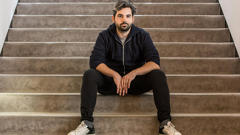 Gerasimos Bekas im Sommer bei einem Besuch im Würzburger Mainfranken Theater. Soeben ist sein erster Roman erschienen. Gerasimos Bekas im Sommer bei einem Besuch im Würzburger Mainfranken Theater. Soeben ist sein erster Roman erschienen.