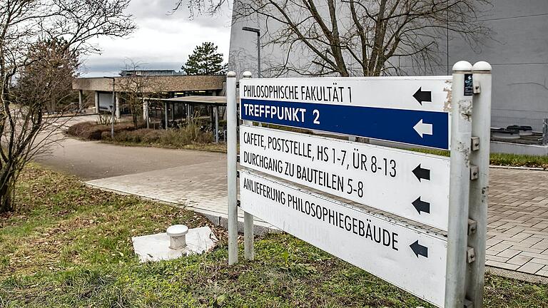Von der Hauptstraße 'Am Hubland' führt ein Zugangsweg zur Cafeteria und zu allen Bauteilen des Philosophie-Gebäudes.